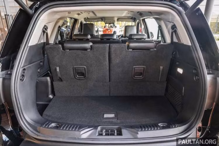 Đối với động cơ, Everest tại Malaysia chỉ có 2 loại động cơ là turbo 2.0L và bi-turbo 2.0L. Bản Sport dùng động cơ turbo đơn 2.0L với công suất 170 mã lực và 405N, đi cùng hộp số tự động 6 cấp.