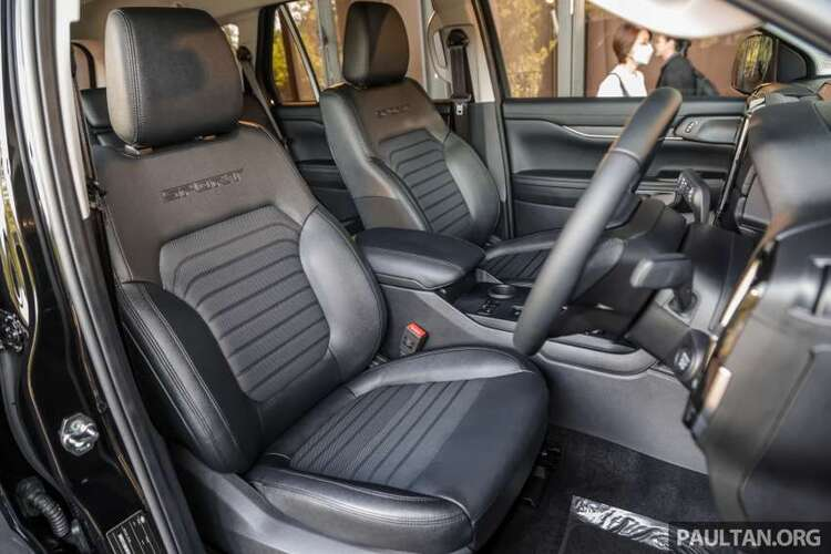 Theo tiêu chuẩn, Everest được trang bị ghế da, trang trí nội thất bằng gỗ mun, ghế trước chỉnh điện 8 hướng, cụm đồng hồ kỹ thuật số TFT 8 inch, hệ thống điều khiển Qi không dây và phanh đỗ điện tử, cùng nhiều tính năng khác.