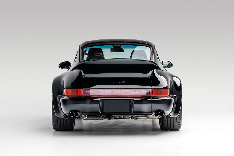 Sau nhiều năm lăn bánh, chiếc xe này hiện giá xe Porsche 911 964 Turbo bán ra tới 1.265.000 USD (tương đương 29,7 tỷ đồng), thậm chí cao gấp 5 lần so với giá bán nguyên bản của xe khi rời khỏi đại lý.