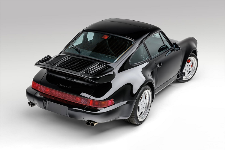Với những sửa đổi này, Porsche 911 964 Turbo đời 1994 được trang bị một bộ tăng áp lớn hơn, bộ làm mát trung gian lớn hơn, kim phun lưu lượng cao hơn, cam nâng cấp và ống xả mới, tất cả đều được lấy cảm hứng từ các xe đua hiệu năng cao Porsche IMSA thời bấy giờ.