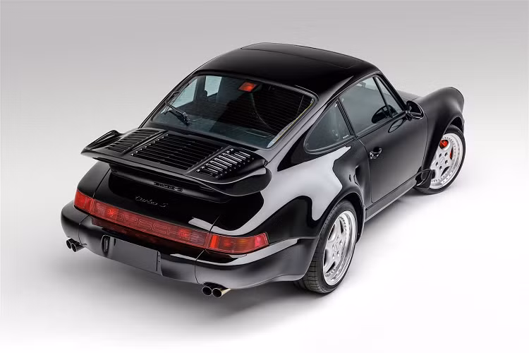 Với những sửa đổi này, Porsche 911 964 Turbo đời 1994 được trang bị một bộ tăng áp lớn hơn, bộ làm mát trung gian lớn hơn, kim phun lưu lượng cao hơn, cam nâng cấp và ống xả mới, tất cả đều được lấy cảm hứng từ các xe đua hiệu năng cao Porsche IMSA thời bấy giờ.