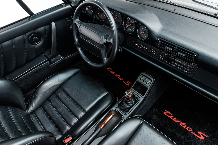 Tổng cộng có chưa đến 100 chiếc Turbo S này được chuyển đến và bán ra tại thị trường Mỹ Mỹ. Khoảng 39 chiếc là những chiếc 911 mũi phẳng, nhưng sau một số thương lượng từ các đại lý, Porsche đã sản xuất 17 mẫu S thông thường.