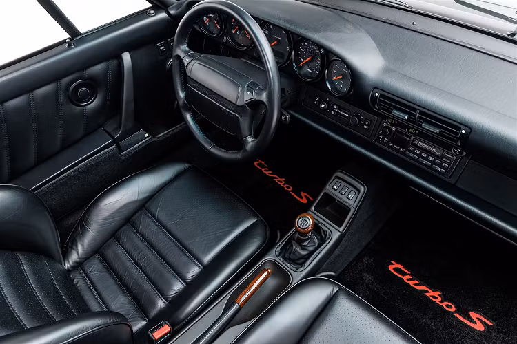 Tổng cộng có chưa đến 100 chiếc Turbo S này được chuyển đến và bán ra tại thị trường Mỹ Mỹ. Khoảng 39 chiếc là những chiếc 911 mũi phẳng, nhưng sau một số thương lượng từ các đại lý, Porsche đã sản xuất 17 mẫu S thông thường.