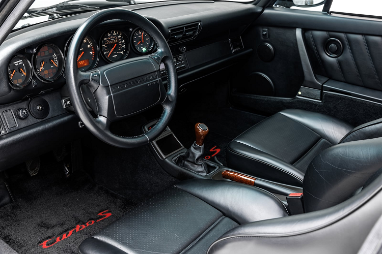 Mỗi chiếc trong số 17 chiếc đều có lỗ thông hơi trên chắn bùn phía sau giống ới Porsche 959, bộ mâm xe 18 inch ba mảnh cực ngầu, bộ chia gió trước khác biệt và cánh gió to tăng lực ép.