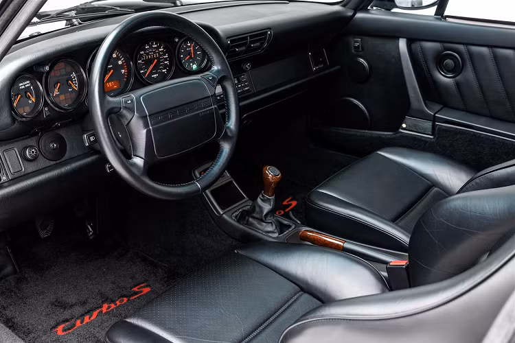 Mỗi chiếc trong số 17 chiếc đều có lỗ thông hơi trên chắn bùn phía sau giống ới Porsche 959, bộ mâm xe 18 inch ba mảnh cực ngầu, bộ chia gió trước khác biệt và cánh gió to tăng lực ép.