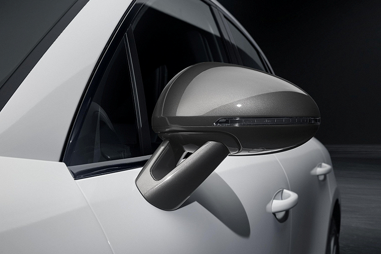 Porsche Macan T cũng được trang bị hệ thống quản lý lực kéo PTM tiêu chuẩn, nhưng phầm mềm đã được lập trình mới để đáp ứng phẩm chất Touring của mẫu xe này. Công suất sẽ đẩy về trục sau nhiều hơn để giúp chiếc SUV bán chạy của Porsche thoát góc cua quyết đoán hơn.