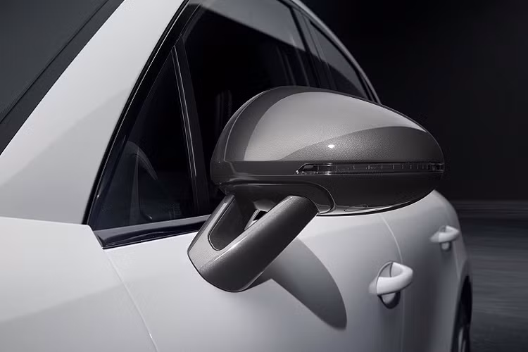 Porsche Macan T cũng được trang bị hệ thống quản lý lực kéo PTM tiêu chuẩn, nhưng phầm mềm đã được lập trình mới để đáp ứng phẩm chất Touring của mẫu xe này. Công suất sẽ đẩy về trục sau nhiều hơn để giúp chiếc SUV bán chạy của Porsche thoát góc cua quyết đoán hơn.