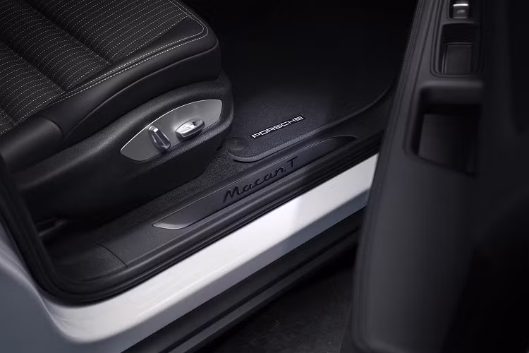 Ngoài các khác biệt về vận hành, Porsche Macan T cũng sẽ có các trang bị nội ngoại thất riêng biệt so với các phiên bản còn lại. Nổi bật nhất là cụm la-zăng 20 inch kế thừa từ Macan S nhưng được sơn màu khói titanium, các trang trí bên ngoài cũng sơn màu xám ánh kim Agate Gray Metallic, ốg xả thể thao và trang trí viền cửa màu đen bóng.