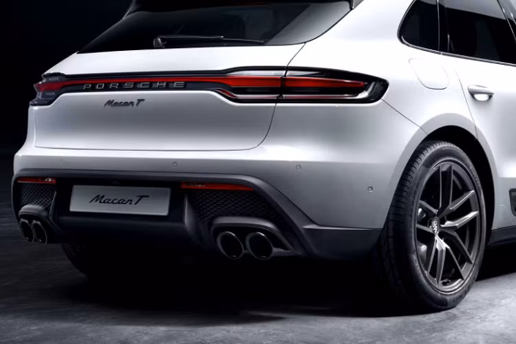 Porsche Macan T sẽ được bán ra tại Mỹ vào mùa xuân năm nay, nhưng giá bán sẽ công bố vào gần ngày ra mắt. Giá xe Porsche Macan T 2022 dự kiến sẽ cao hơn phiên bản Macan Base (54.900 USD) khoảng vài ngàn USD.