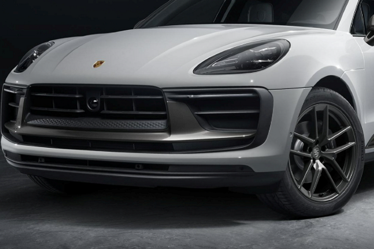 Bên trong, ghế nổi được bọc da pha nỉ với các họa tiết sọc Sport-Tex Stripe thêu chỉ nổi màu bạc. Ngoài ra, bậc lên xuống cũng được ốp bảo vệ với logo Macan T in nổi.