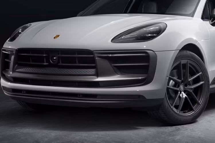 Bên trong, ghế nổi được bọc da pha nỉ với các họa tiết sọc Sport-Tex Stripe thêu chỉ nổi màu bạc. Ngoài ra, bậc lên xuống cũng được ốp bảo vệ với logo Macan T in nổi.