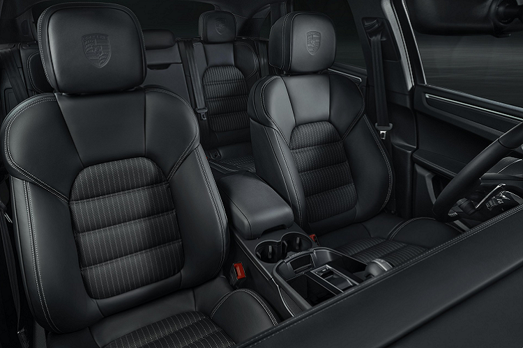 Bên dưới capo, Porsche Macan T sở hữu khối động cơ tăng áp 2.0L, 4 xi lanh thẳng hàng cho công suất tối đa 261 mã lực. Đi kèm là hộp số ly hợp kép 7 cấp PDK tương tự như Macan 2022 tiêu chuẩn. Tất nhiên động cơ này không mang lại sự phấn khích như khối động cơ tăng áp kép trên phiên bản S và GTS. Tuy nhiên hệ thống treo của Macan T được tinh chỉnh để đáp ứng khả năng vận hành khắc nghiệt hơn.