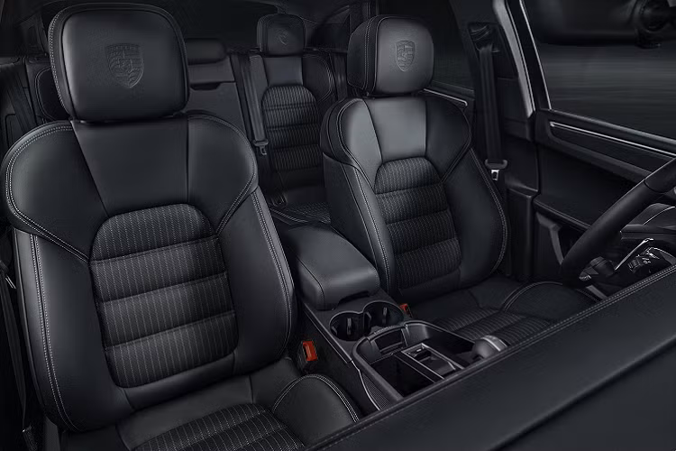 Bên dưới capo, Porsche Macan T sở hữu khối động cơ tăng áp 2.0L, 4 xi lanh thẳng hàng cho công suất tối đa 261 mã lực. Đi kèm là hộp số ly hợp kép 7 cấp PDK tương tự như Macan 2022 tiêu chuẩn. Tất nhiên động cơ này không mang lại sự phấn khích như khối động cơ tăng áp kép trên phiên bản S và GTS. Tuy nhiên hệ thống treo của Macan T được tinh chỉnh để đáp ứng khả năng vận hành khắc nghiệt hơn.