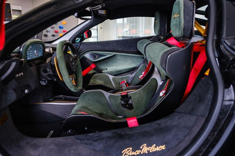 Ở bên trong, nội thất xe cũng được chăm chút như ngoại thất, với ghế ngồi như trên McLaren Senna, bọc da Alcantara màu xanh lá MSO Bespoke cho ghế, vô lăng, tấm cửa và tấm che cụm đồng hồ.