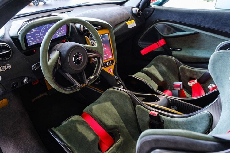 Đi kèm là nhiều chi tiết hoàn thiện trong màu đồng Gloss Velocity Bronze, bao gồm bộ khuếch tán phía sau, mâm xe, ốp sườn và bộ chia gió trước.