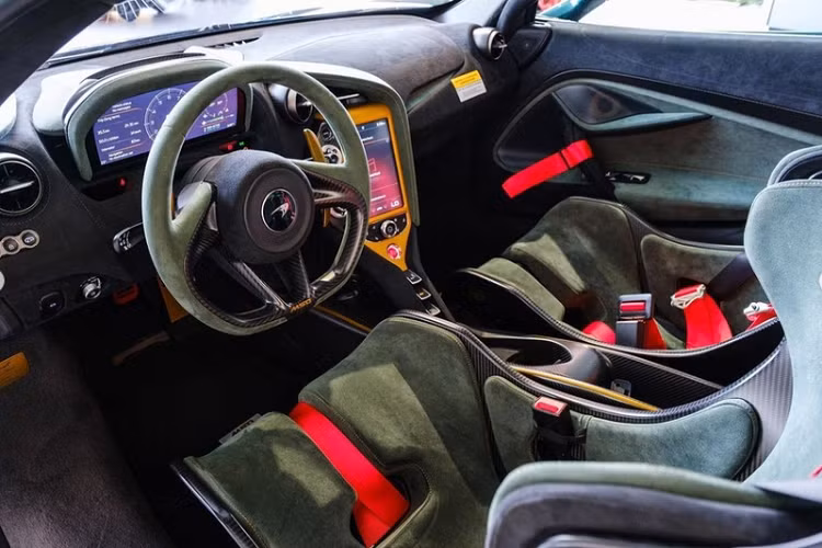 Đi kèm là nhiều chi tiết hoàn thiện trong màu đồng Gloss Velocity Bronze, bao gồm bộ khuếch tán phía sau, mâm xe, ốp sườn và bộ chia gió trước.