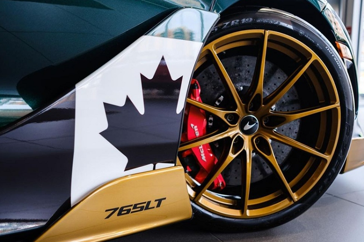 Bàn đạp phanh hoàn thiện trong màu đỏ Caliper Red. Làm tròn sự tinh tế của siêu phẩm McLaren 765LT cá nhân hoá này là chữ ký Bruce McLaren được thêu trên bệ cửa bằng chỉ khâu màu đồng.