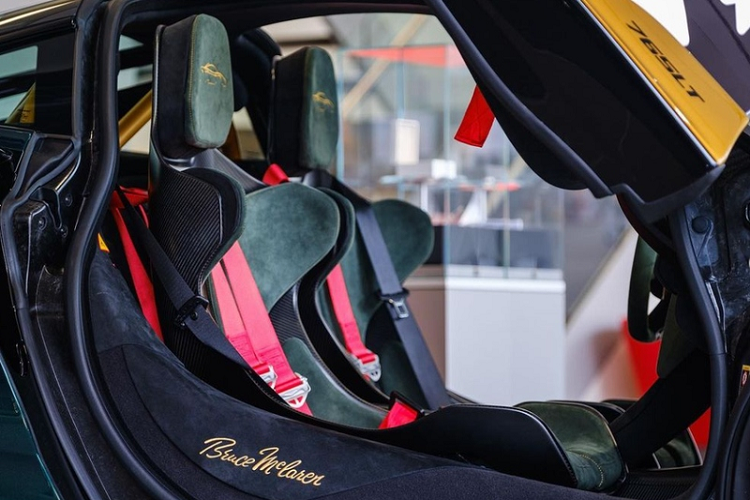 Ngoài ra, chiếc McLaren 765LT này còn có các logo McLaren Motor Racing Team nguyên bản ở những tấm thân phía sau, bên hông phía ghế lái thì xuất hiện của biểu tượng cờ Anh, bên còn lại là cờ Canada.