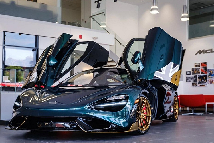 Ngoài diện mạo độc đáo từ tùy chọn màu sơn cá nhân hóa kể trên, không có bất kỳ thay đổi nào về trang bị cùng hệ truyền động của chiếc 765LT. Cụ thể, cung cấp sức mạnh cho McLaren 765LT là khối động cơ tăng áp kép V8 mạnh 755 mã lực, cho khả năng tăng tốc từ 0 - 100 km/h trong 2,8 giây, đạt tốc độ tối đa 330 km/h.