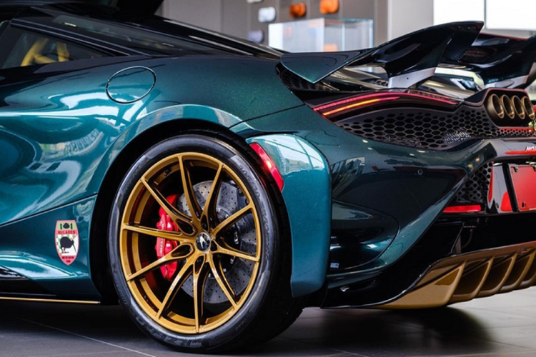 Điều gây ấn tượng đầu tiên của chiếc siêu xe McLaren 765LT này chính là màu sơn xanh lá Dino Green, đây là tông màu "thửa riêng" và hoàn toàn phù hợp với kiểu dáng mạnh mẽ của siêu xe thể thao Anh Quốc.