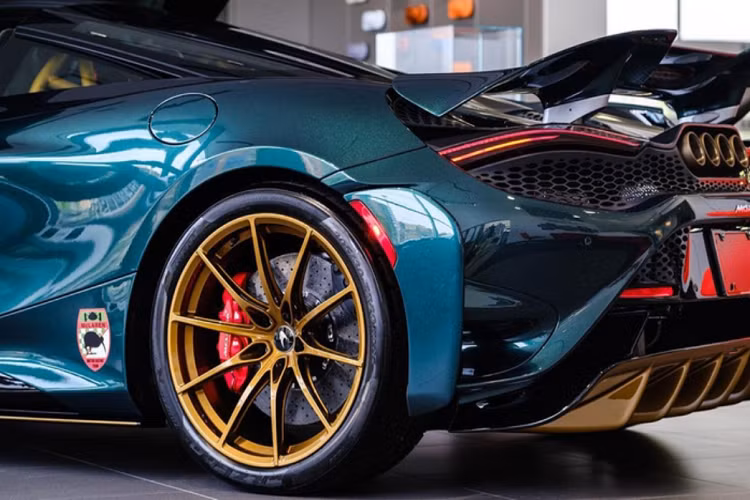 Điều gây ấn tượng đầu tiên của chiếc siêu xe McLaren 765LT này chính là màu sơn xanh lá Dino Green, đây là tông màu "thửa riêng" và hoàn toàn phù hợp với kiểu dáng mạnh mẽ của siêu xe thể thao Anh Quốc.