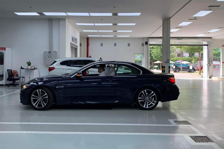 Nhận thấy mình phải làm điều gì đó mới mẻ và gây ấn tượng cho chiếc xe thể thao BMW 420i Convertible mui trần sau nhiều năm sử dụng, 1 tay chơi xe đến từ Vĩnh Long đã quyết định đầu tư bộ cửa cắt kéo cho xe để mang đến sự mới lạ.