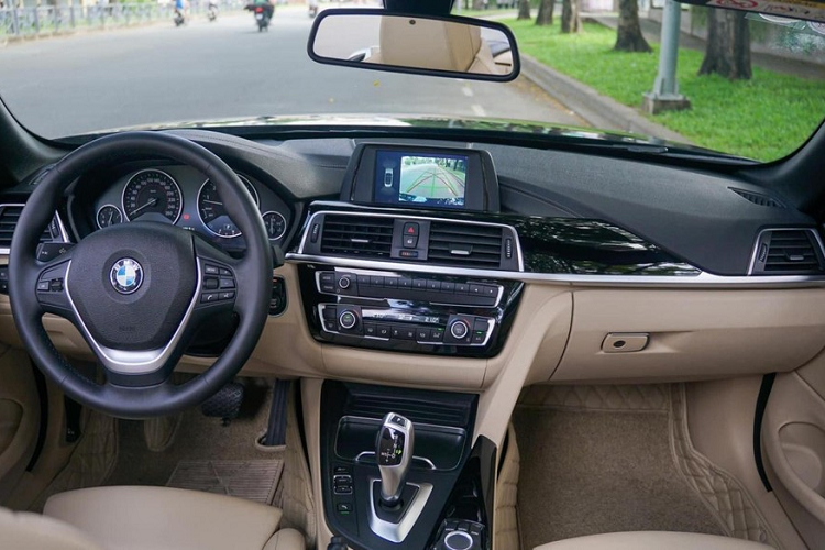 Hiện chiếc BMW 420i Convertible độ cửa cắt kéo của dân chơi Vĩnh Long đang được chào bán lại. Thông tin rao bán cho thấy, chiếc xe thể thao mui trần BMW 420i Convertible độ cửa cắt kéo Lamborghini mang biển số của tỉnh Vĩnh Long đã đi được hơn 21.000 km, xe mới được bảo dưỡng chính hãng cách đây vài ngày.