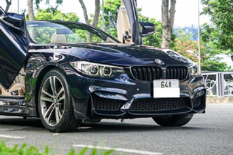 Phần mui xe BMW 420i Convertible có thể được đóng hoặc mở chỉ trong thời gian 20 giây và người lái hoàn toàn có thể mở mui để hóng gió khi xe đang di chuyển nhưng tốc độ của xe phải đảm bảo dưới 45 km/h để mui xếp cứng của xe hoạt động ổn định, tránh sự cố không đáng có khi trời gió mạnh.