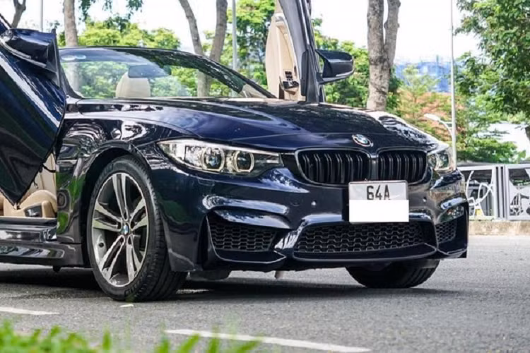 Phần mui xe BMW 420i Convertible có thể được đóng hoặc mở chỉ trong thời gian 20 giây và người lái hoàn toàn có thể mở mui để hóng gió khi xe đang di chuyển nhưng tốc độ của xe phải đảm bảo dưới 45 km/h để mui xếp cứng của xe hoạt động ổn định, tránh sự cố không đáng có khi trời gió mạnh.