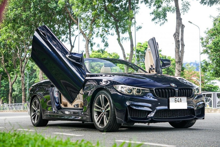 Tất nhiên là các loại cửa cắt kéo độ trên BMW 420i Convertible không mở thẳng 1 cái ăn ngay như dòng siêu xe Lamborghini Murcielago hay Lamborghini Aventador, mà thay vào đó loại cửa độ này sẽ có 1 góc mở ngang, sau đó, cửa xe mới đưa lên trời. Tương tự như vậy, khi đóng cửa xe lại, chủ nhân cũng cần lưu ý nhẹ tay kéo cửa xuống hết biên độ và sau đó đẩy vào trong như cửa "zin".