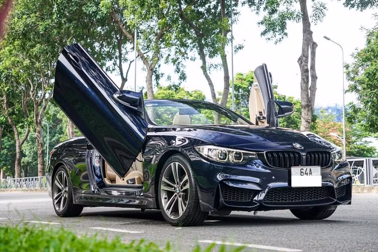 Tất nhiên là các loại cửa cắt kéo độ trên BMW 420i Convertible không mở thẳng 1 cái ăn ngay như dòng siêu xe Lamborghini Murcielago hay Lamborghini Aventador, mà thay vào đó loại cửa độ này sẽ có 1 góc mở ngang, sau đó, cửa xe mới đưa lên trời. Tương tự như vậy, khi đóng cửa xe lại, chủ nhân cũng cần lưu ý nhẹ tay kéo cửa xuống hết biên độ và sau đó đẩy vào trong như cửa "zin".