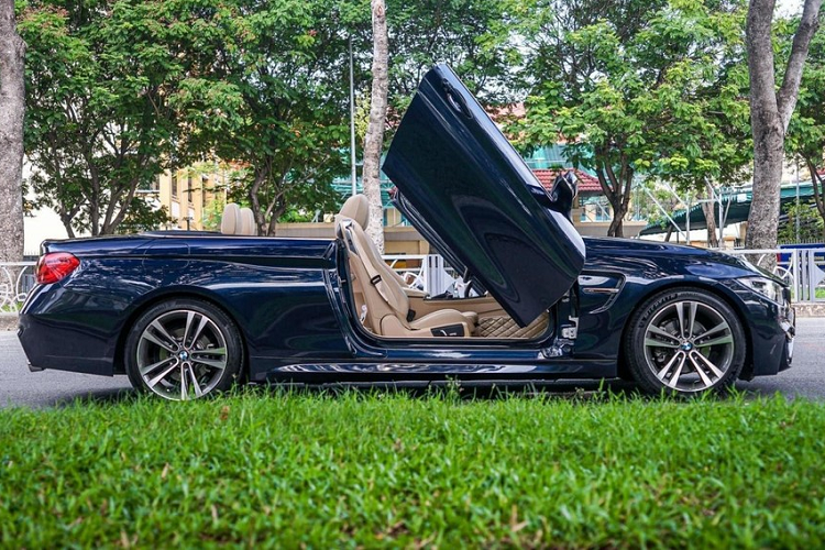 BMW 420i Convertible sở hữu kiểu cửa cắt kéo, cửa này không mở vuông góc lên không trung như siêu xe Lamborghini mà sẽ có biên độ mở ngang sau đó mới đẩy lên cao.