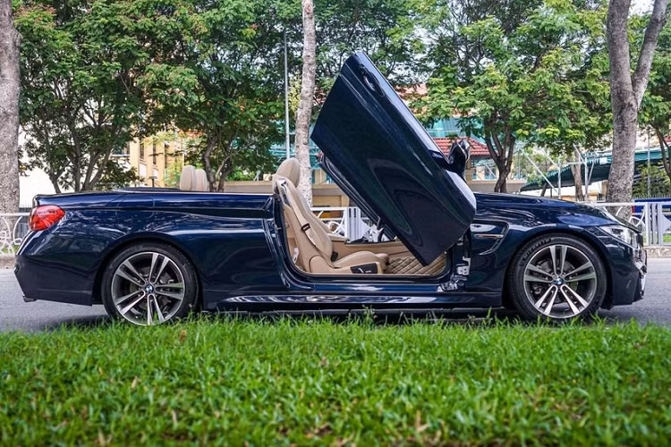 BMW 420i Convertible sở hữu kiểu cửa cắt kéo, cửa này không mở vuông góc lên không trung như siêu xe Lamborghini mà sẽ có biên độ mở ngang sau đó mới đẩy lên cao.