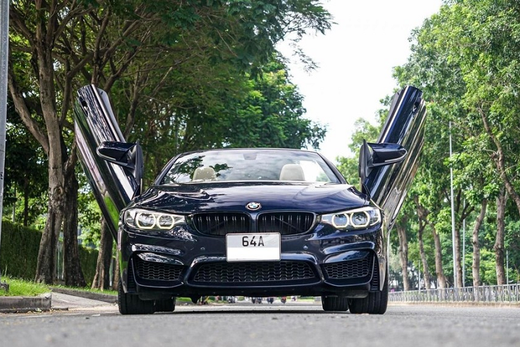 Chiếc BMW 420i Convertible tại Vĩnh Long đã nhận được đồ chơi quan trọng và làm thay đổi sự cá tính của xe với kiểu cửa cắt kéo Lamborghini rất đổi quen thuộc với giới độ xe tại dải đất hình chữ S này.