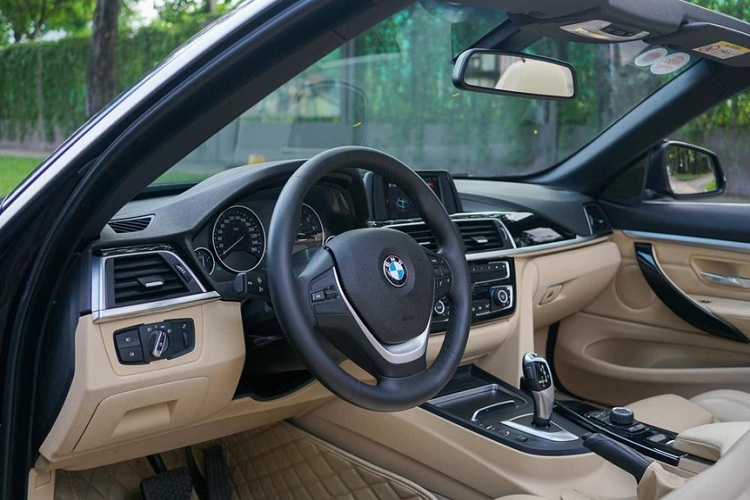 BMW 420i Convertible đời 2018 được trang bị động cơ 4 xi-lanh, dung tích 2.0 lít, tăng áp, cho ra công suất tối đa lên tới 184 mã lực và mô-men xoắn cực đại đạt 270 Nm. Xe kết hợp với hộp số tự động 8 cấp.