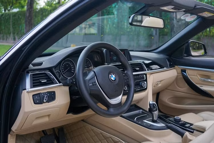 BMW 420i Convertible đời 2018 được trang bị động cơ 4 xi-lanh, dung tích 2.0 lít, tăng áp, cho ra công suất tối đa lên tới 184 mã lực và mô-men xoắn cực đại đạt 270 Nm. Xe kết hợp với hộp số tự động 8 cấp.
