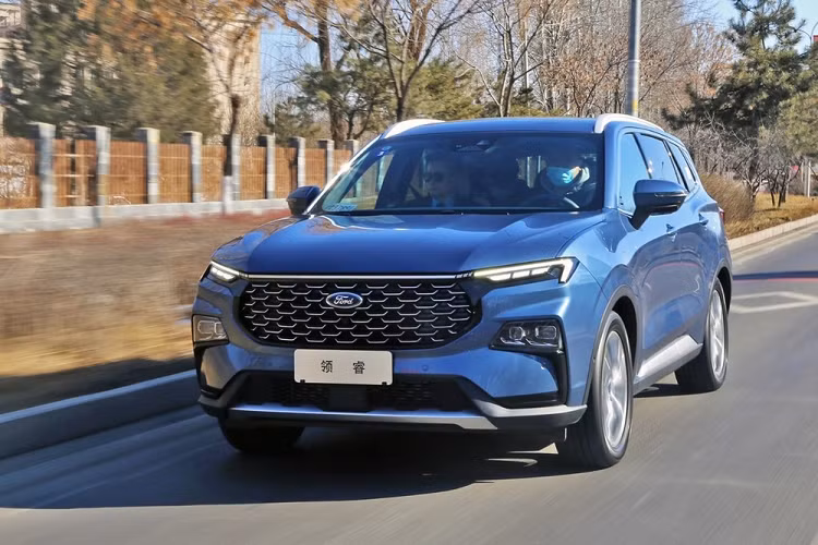 Vào hồi tháng 11 năm ngoái, Ford đã chính thức vén màn mẫu SUV cỡ C mới mang tên Equator Sport. Hóa ra, mẫu xe này không chỉ dành riêng cho Trung Quốc như dự đoán ban đầu mà còn được bán ở những thị trường khác, bao gồm cả Việt Nam, dưới cái tên Ford Territory 2023 mới. Hiện các đại lý Ford tại Việt Nam đã nhận cọc dành cho Territory mới. Theo nhân viên tư vấn bán hàng xe có giá khởi điểm dự kiến từ 799 triệu đồng và bắt đầu được giao vào quý III năm nay.