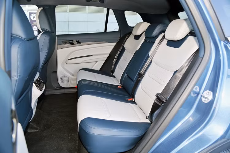 Đằng sau vô lăng là bảng đồng hồ kỹ thuật số toàn phần với màn hình LCD 12,3 inch. Giao diện của bảng đồng hồ có thể thay đổi theo 2 chế độ hiển thị là Sports và Classic. Dù ở giao diện nào, khu vực giữa bảng đồng hồ cũng là màn hình đa thông tin, hiển thị thông tin của hệ thống định vị, giải trí, tình trạng xe, thông tin lái và cài đặt.