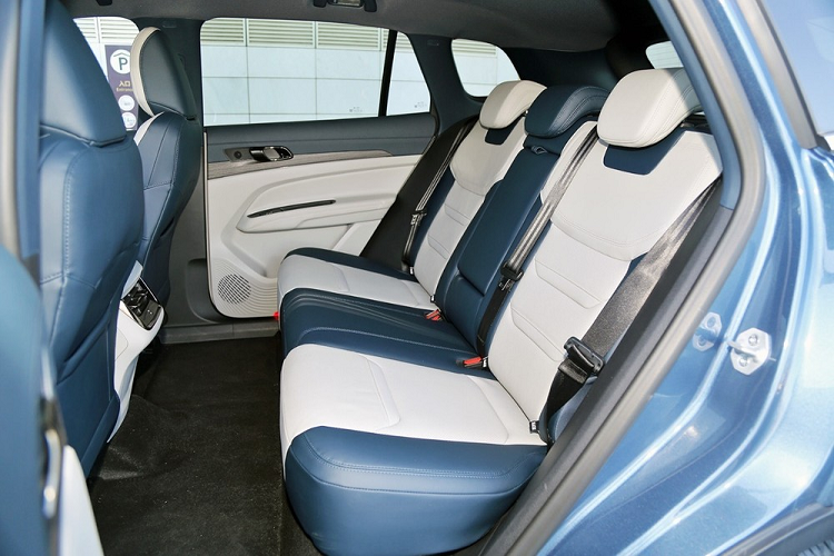 Đằng sau vô lăng là bảng đồng hồ kỹ thuật số toàn phần với màn hình LCD 12,3 inch. Giao diện của bảng đồng hồ có thể thay đổi theo 2 chế độ hiển thị là Sports và Classic. Dù ở giao diện nào, khu vực giữa bảng đồng hồ cũng là màn hình đa thông tin, hiển thị thông tin của hệ thống định vị, giải trí, tình trạng xe, thông tin lái và cài đặt.