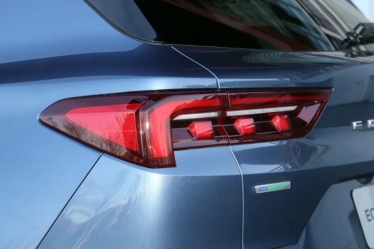 Vòng sang bên sườn, chúng ta sẽ thấy phần nóc dốc dần về phía sau, bắt đầu từ cột B, mang đến thiết kế phong cách hơn cho xe mà không phải hi sinh quá nhiều không gian bên trong. Thêm vào đó là baga nóc tiêu chuẩn và ốp màu bạc trên cửa, tăng thêm vẻ ấn tượng cho ngoại hình. Tùy phiên bản, Ford Territory 2023 sẽ được trang bị vành 18 inch hoặc 19 inch.