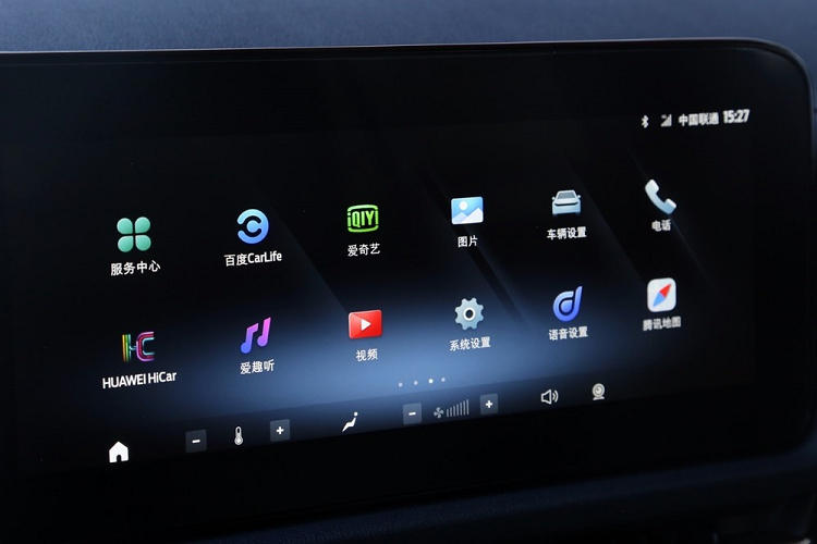 Bên cạnh đó là hệ thống treo thanh giằng MacPherson đằng trước và hệ thống treo đa liên kết phía sau. Mở cửa của Ford Territory 2023, người lái sẽ lập tức bắt gặp phần mặt cửa được ốp bằng 4 chất liệu khác nhau. Phần trên cùng là da màu xanh đậm, tiếp đến là gỗ ốp và bệ tì tay bọc da cùng màu với phần bằng nhựa còn lại. Theo đánh giá của phóng viên, khu vực bệ tì tay bọc da của xe tạo cảm giác rất thoải mái và chỉ khâu cũng khá tinh tế.