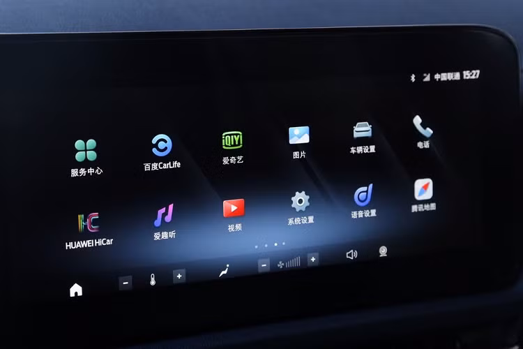 Bên cạnh đó là hệ thống treo thanh giằng MacPherson đằng trước và hệ thống treo đa liên kết phía sau. Mở cửa của Ford Territory 2023, người lái sẽ lập tức bắt gặp phần mặt cửa được ốp bằng 4 chất liệu khác nhau. Phần trên cùng là da màu xanh đậm, tiếp đến là gỗ ốp và bệ tì tay bọc da cùng màu với phần bằng nhựa còn lại. Theo đánh giá của phóng viên, khu vực bệ tì tay bọc da của xe tạo cảm giác rất thoải mái và chỉ khâu cũng khá tinh tế.