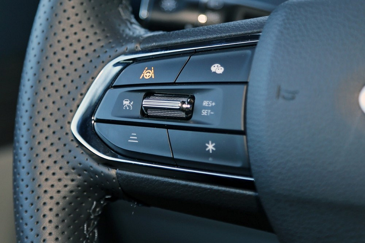 Ngoài ra, xe còn có đầu ống xả giả, được trang trí bằng nẹp mạ crôm ở hai bên đuôi xe. Trong khi đó, ống xả thật được giấu kín dưới gầm. Ở giữa 2 đầu ống xả giả là tấm ốp gầm màu đen khá rộng với thiết kế giống bộ khuếch tán gió nhằm tăng vẻ hầm hố cho Ford Territory 2023 khi nhìn từ phía sau. Chưa hết, bên dưới gầm, hãng Ford còn dùng tấm ốp để bảo vệ khoang động cơ của mẫu xe này.