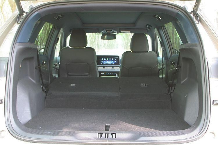 Nằm bên phải bảng đồng hồ là màn hình thông tin giải trí cũng có kích thước 12,3 inch. Màn hình này hỗ trợ hệ thống định vị, hiển thị tình trạng đường sá, bản đồ và cập nhật phần mềm qua WiFi tiêu chuẩn. Các cài đặt trên màn hình này được bố trí không rối rắm và dễ sử dụng. Ở cụm điều khiển trung tâm, người dùng sẽ bắt gặp dãy nút cảm ứng để chỉnh điều hòa có thiết kế khá đơn giản.