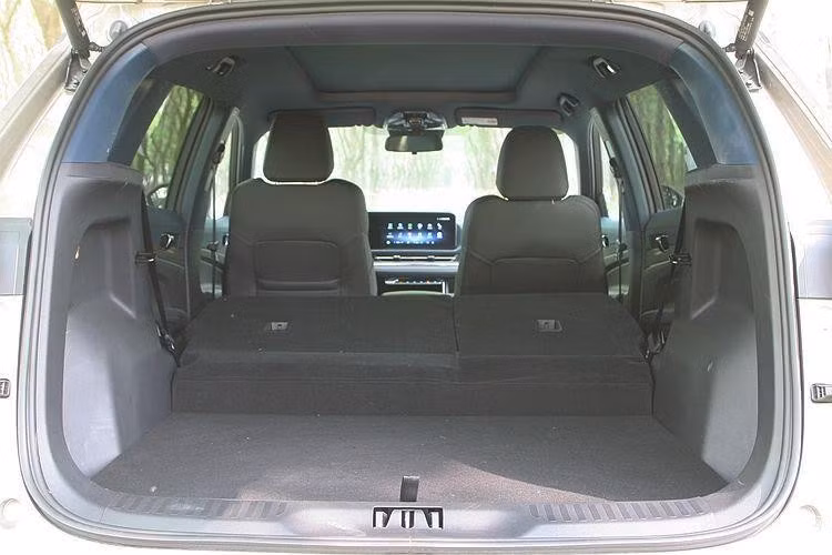 Nằm bên phải bảng đồng hồ là màn hình thông tin giải trí cũng có kích thước 12,3 inch. Màn hình này hỗ trợ hệ thống định vị, hiển thị tình trạng đường sá, bản đồ và cập nhật phần mềm qua WiFi tiêu chuẩn. Các cài đặt trên màn hình này được bố trí không rối rắm và dễ sử dụng. Ở cụm điều khiển trung tâm, người dùng sẽ bắt gặp dãy nút cảm ứng để chỉnh điều hòa có thiết kế khá đơn giản.