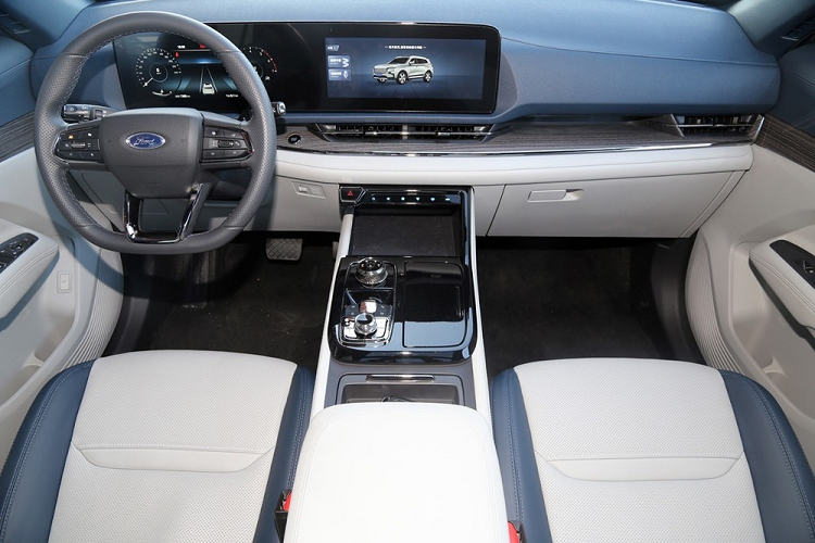 Đằng sau Ford Territory 2023 là thiết kế đầy đặn với đường dập gân kéo dài từ cửa sau đến tận cửa cốp. Trong khi đó, cánh gió mui của xe kéo dài xuống dưới, ôm lấy kính sau. Đèn hậu của xe là loại LED, được thiết kế giống dải đèn LED định vị ban ngày. Trong đèn hậu có thêm 3 đèn nhỏ hình vuông vốn đã được dùng cho xe Ford từ khá lâu.