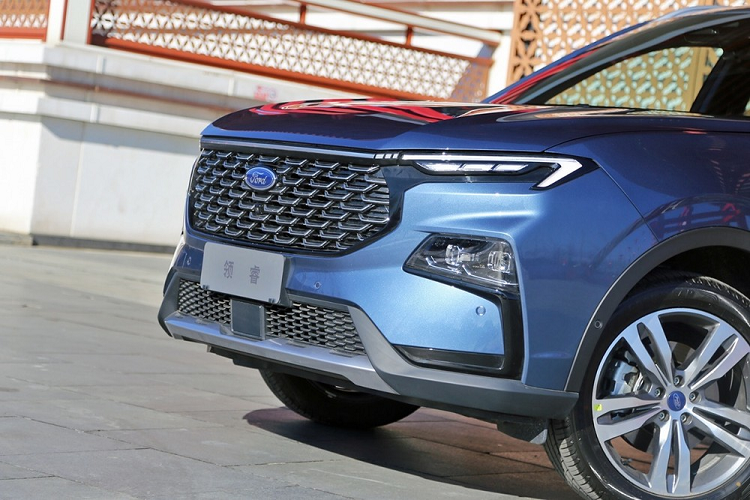 Ở bản tiêu chuẩn, mẫu xe SUV Ford Territory 2023 dùng đèn pha LED tùy chỉnh độ cao tiêu chuẩn. Trong khi đó, bản cao cấp hơn có thêm tính năng tự động bật/tắt và chiếu xa/gần thích ứng. Theo hãng Ford, đèn cốt của xe có thể chiếu sáng trong khoảng cách 105 m và con số tương ứng của đèn pha là 217 m.