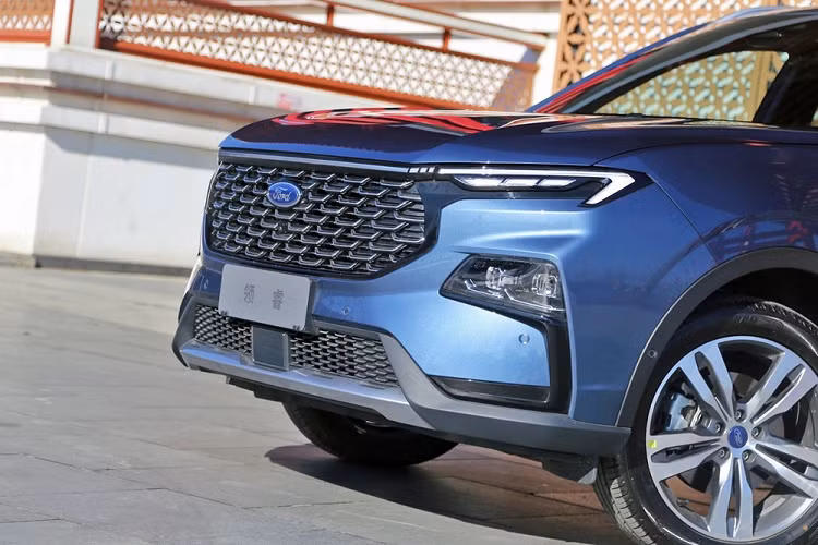 Ở bản tiêu chuẩn, mẫu xe SUV Ford Territory 2023 dùng đèn pha LED tùy chỉnh độ cao tiêu chuẩn. Trong khi đó, bản cao cấp hơn có thêm tính năng tự động bật/tắt và chiếu xa/gần thích ứng. Theo hãng Ford, đèn cốt của xe có thể chiếu sáng trong khoảng cách 105 m và con số tương ứng của đèn pha là 217 m.