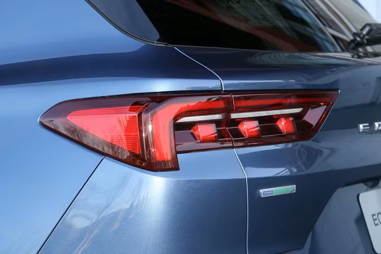 Vòng sang bên sườn, chúng ta sẽ thấy phần nóc dốc dần về phía sau, bắt đầu từ cột B, mang đến thiết kế phong cách hơn cho xe mà không phải hi sinh quá nhiều không gian bên trong. Thêm vào đó là baga nóc tiêu chuẩn và ốp màu bạc trên cửa, tăng thêm vẻ ấn tượng cho ngoại hình. Tùy phiên bản, Ford Territory 2023 sẽ được trang bị vành 18 inch hoặc 19 inch.