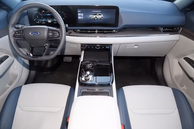 Đằng sau Ford Territory 2023 là thiết kế đầy đặn với đường dập gân kéo dài từ cửa sau đến tận cửa cốp. Trong khi đó, cánh gió mui của xe kéo dài xuống dưới, ôm lấy kính sau. Đèn hậu của xe là loại LED, được thiết kế giống dải đèn LED định vị ban ngày. Trong đèn hậu có thêm 3 đèn nhỏ hình vuông vốn đã được dùng cho xe Ford từ khá lâu.